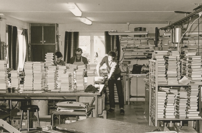 1960-tal. Siri Larsson, Karl-Ingvar Andersson och sonen Matz jobbar på i bokbinderiet.