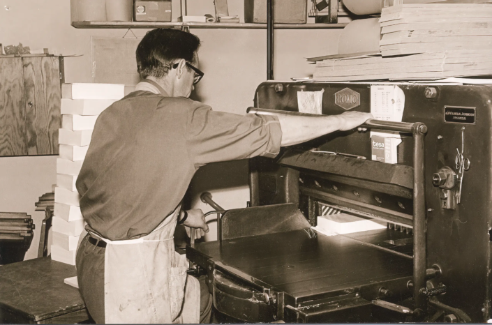 1960-tal. Bokbindare Karl-Ingvar förbereder bokinlagor i skärmaskinen.
