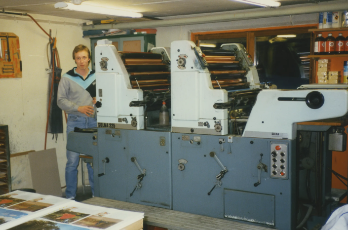 1980-tal. Tryckare Gert-Ove "Gertis" Käck vid företagets första tvåfärgstryckpress.