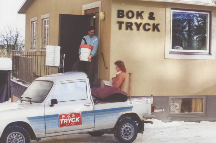 1980-tal. Personlig leverans av trycksaker med firmabilen.