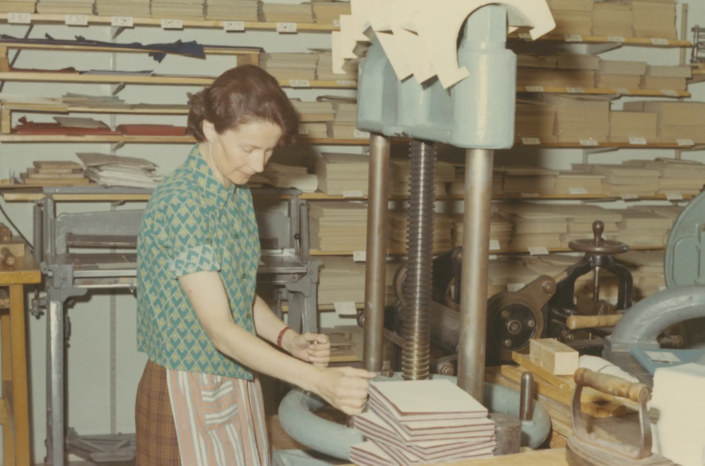 1970-tal. Siri Larsson pressar bokblock vid bokpressen.