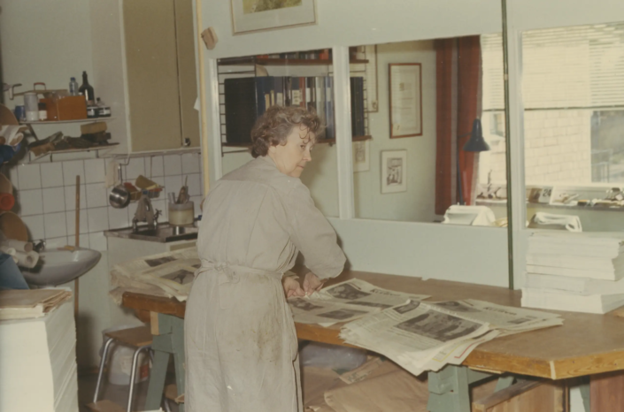 1970-tal. Linnéa Andersson förbereder dagstidningar för inbindning av tidningslägg.